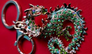 Brelok ze smokiem – amulet dla każdego Szczura , Zająca, Kozy, Małpy i Koguta na Rok 2024 Drewnianego Smoka ! - obrazek 2
