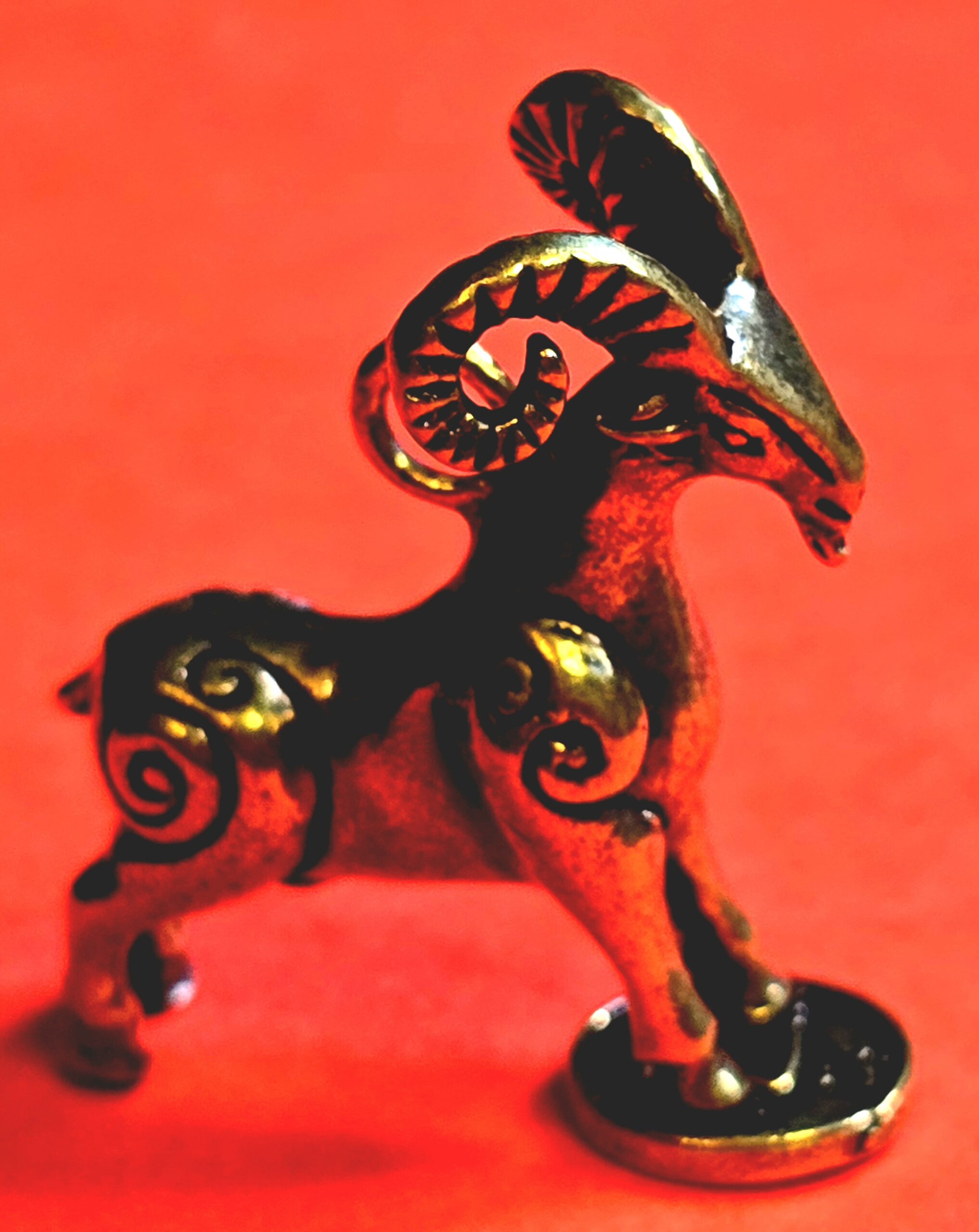 Koza siedząca na monecie – amulet dla wszystkich znaków zodiaku na rok 2026 Ognistego Konia!