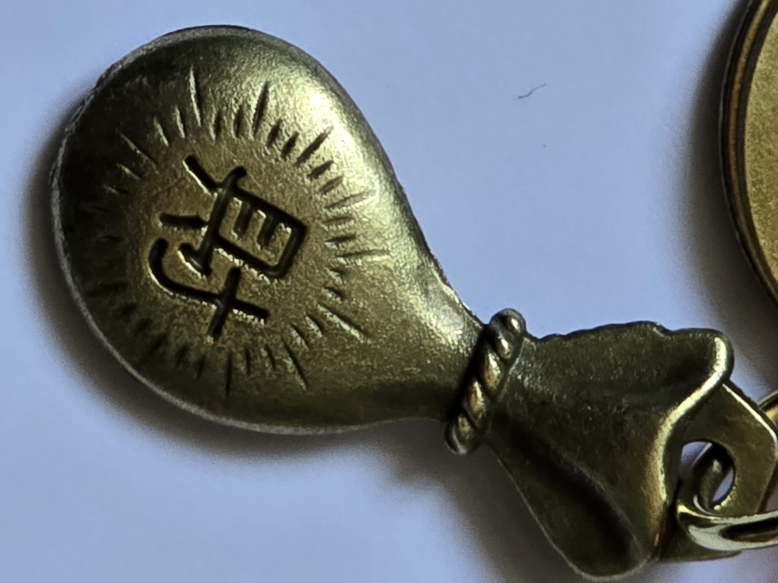 Brelok z sakwą pieniężną i 3 monetami - na powodzenie finansowe dla wszystkich.